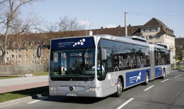 Mercedes-Benz lanza un autobús con propulsión híbrida