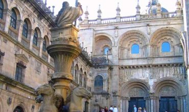 Hoy vamos a Santiago de Compostela. Si alguna vez te has planteado hacer el camino de Santiago, está claro que debes visitar Santiago de Compostela.