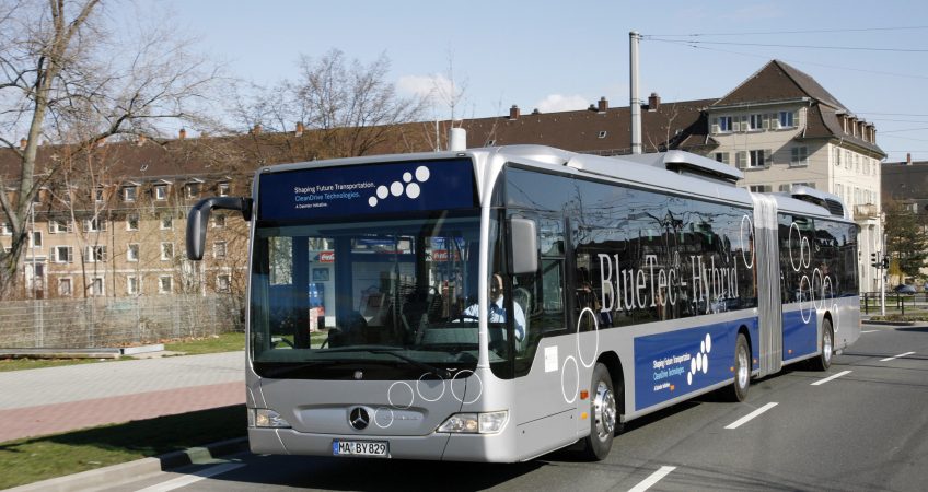 Mercedes-Benz lanza un autobús con propulsión híbrida