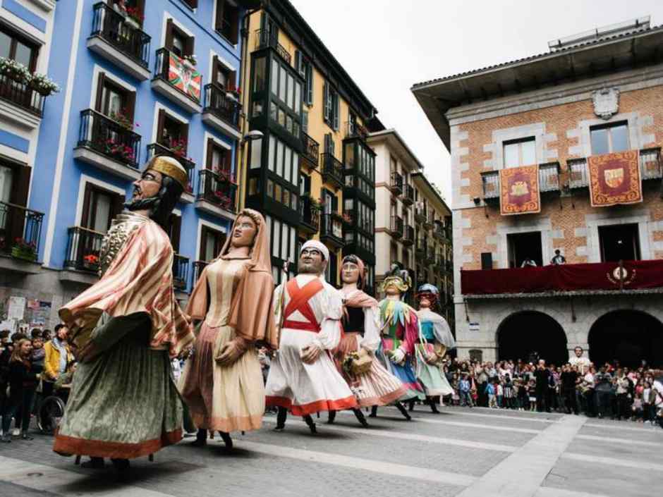 Recorriendo España de Carnaval subidos en autocares Chapín