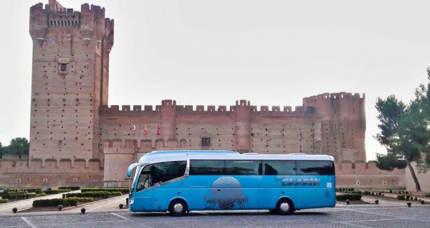 Medina del Campo con el autobús del Grupo Chapín