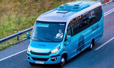 ¿Por qué los mejores colegios cuentan con transporte escolar? Los mejores colegios tratan de ponérselo fácil a los padres y a los alumnos y, por eso, es muy habitual que todos ellos cuenten con un servicio de transporte escolar que recoja a los alumnos en la ruta establecida y los lleve hasta el centro educativo.