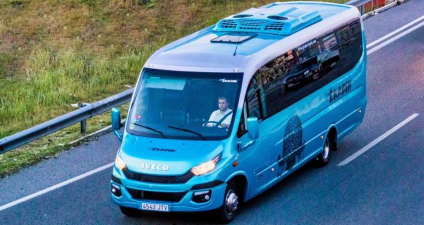 ¿Por qué los mejores colegios cuentan con transporte escolar? Los mejores colegios tratan de ponérselo fácil a los padres y a los alumnos y, por eso, es muy habitual que todos ellos cuenten con un servicio de transporte escolar que recoja a los alumnos en la ruta establecida y los lleve hasta el centro educativo.